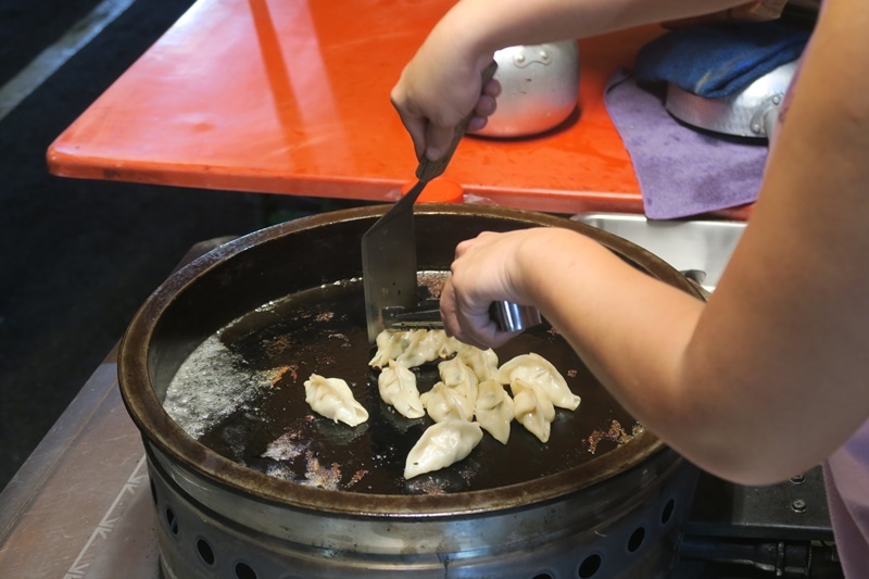 小琉球美食萌妹水煎餃-在地人美食,現點現煎水煎餃配冬瓜紅茶,自製整罐梅子芒果青好涮嘴 @博士生瘋狂日記 小琉球美食萌妹水煎餃-在地人美食,現點現煎水煎餃配冬瓜紅茶,自製整罐梅子芒果青好涮嘴 @博士生瘋狂日記