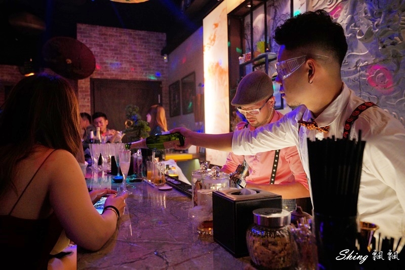 Myth-Dragon 台中夜店餐酒館-台中中國風酒吧,質感調酒還有川劇變臉表演,展現全新風格的復古小上海 @博士生瘋狂日記 Myth-Dragon 台中夜店餐酒館-台中中國風酒吧,質感調酒還有川劇變臉表演,展現全新風格的復古小上海 @博士生瘋狂日記