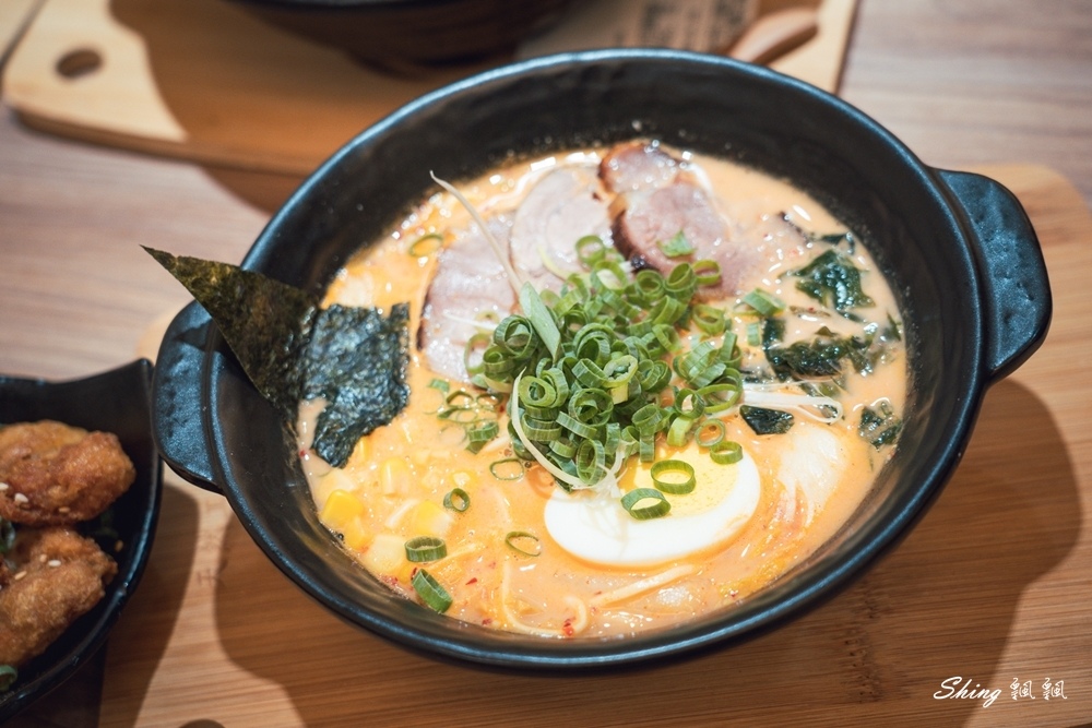信川屋博多豚骨拉麵-日式濃厚道地湯頭,玫瑰拉麵香氣撲鼻,自製天然彩色拉麵更是吸睛!! @博士生瘋狂日記 信川屋博多豚骨拉麵-日式濃厚道地湯頭,玫瑰拉麵香氣撲鼻,自製天然彩色拉麵更是吸睛!! @博士生瘋狂日記