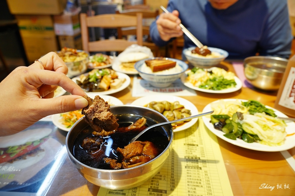 台中祖傳爌肉飯-台中宵夜第一名,中藥熬煮會滴汁的爌肉,小菜配生蜆仔+海蜇皮!! @博士生瘋狂日記 台中祖傳爌肉飯-台中宵夜第一名,中藥熬煮會滴汁的爌肉,小菜配生蜆仔+海蜇皮!! @博士生瘋狂日記