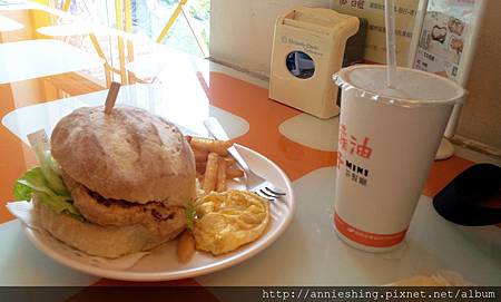 [台中] 菠蘿油王子茶餐廳-台中港式早午餐，波蘿油，公仔麵通通都有 @博士生瘋狂日記