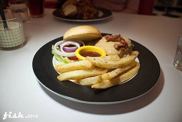 [台北] 士林夜市捷運劍潭站-美式復古搖滾風格餐廳TEDDYS BURGER @博士生瘋狂日記