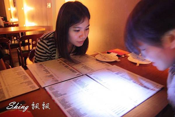 [高雄] Little Three小三比利時啤酒餐廳-85大樓周邊隱藏系氣氛美味綜合型餐酒館 @博士生瘋狂日記