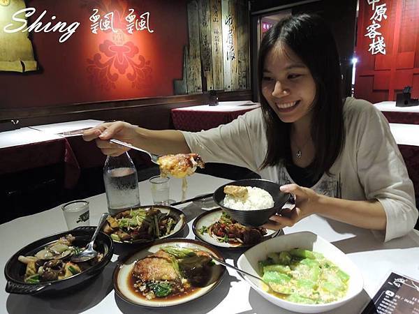 [台北] 中原客棧-京華城周邊美食,十足酒足飯飽的飛鏢餐廳 @博士生瘋狂日記