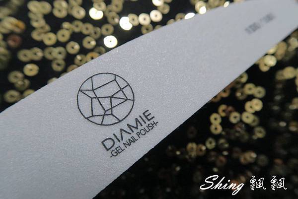 [美容彩妝] 輕鬆好上手DIAMIE懶人膠-自己也能快速優雅的的完成光撩指甲 @博士生瘋狂日記