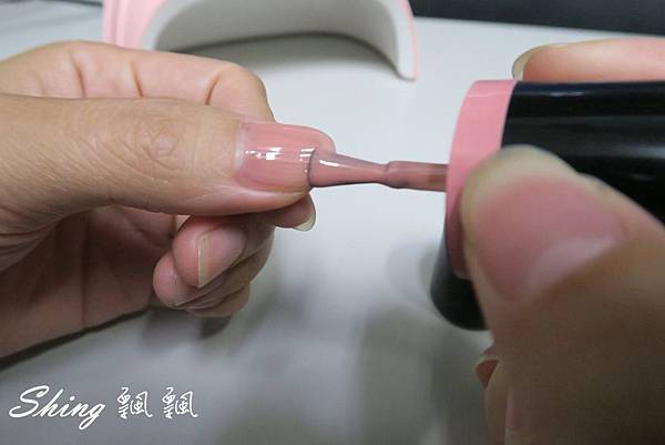 [美容彩妝] 輕鬆好上手DIAMIE懶人膠-自己也能快速優雅的的完成光撩指甲 @博士生瘋狂日記