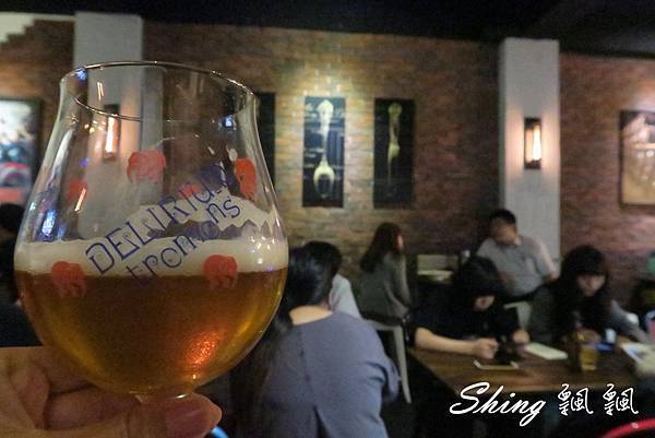 [台中] 薩克森比利時小酒館再訪-逢甲夜市深夜氣氛極佳放鬆小酌秘密基地 @博士生瘋狂日記