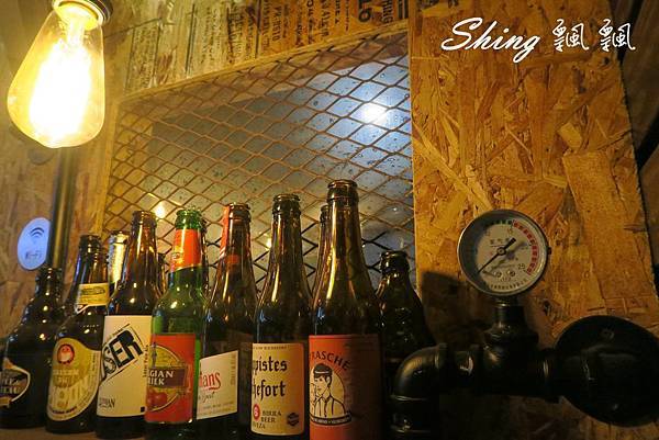 [台中] 薩克森比利時小酒館再訪-逢甲夜市深夜氣氛極佳放鬆小酌秘密基地 @博士生瘋狂日記