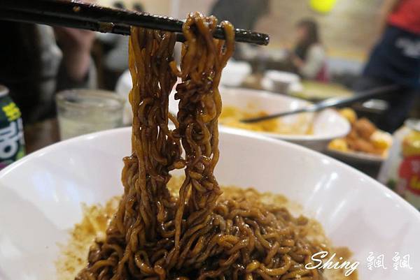 [台中] 朴大哥的韓式炸雞-逢甲夜市必吃韓國老闆開的韓式炸雞店，熱潮不退人氣美食 @博士生瘋狂日記