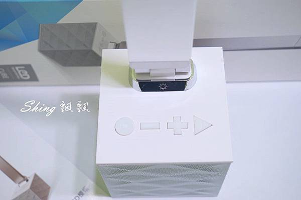 [生活] Luxy Star樂事達音樂立方藍芽LED護眼檯燈，三段式亮度，平面180度都沒問題! @博士生瘋狂日記