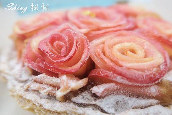 [宅配] 麥田⊙法式甜點 &infin;The Harvest 花愛媽咪蘋果派-精緻限量的手工立體雕刻蘋果花，加上金箔點綴美的生動浪漫讓人捨不得吃 @博士生瘋狂日記
