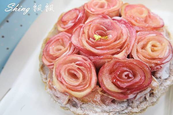 [宅配] 麥田⊙法式甜點 &infin;The Harvest 花愛媽咪蘋果派-精緻限量的手工立體雕刻蘋果花，加上金箔點綴美的生動浪漫讓人捨不得吃 @博士生瘋狂日記