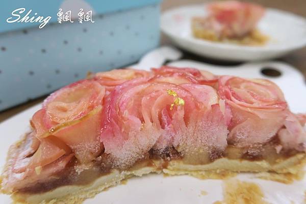 [宅配] 麥田⊙法式甜點 &infin;The Harvest 花愛媽咪蘋果派-精緻限量的手工立體雕刻蘋果花，加上金箔點綴美的生動浪漫讓人捨不得吃 @博士生瘋狂日記