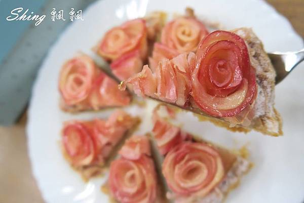 [宅配] 麥田⊙法式甜點 &infin;The Harvest 花愛媽咪蘋果派-精緻限量的手工立體雕刻蘋果花，加上金箔點綴美的生動浪漫讓人捨不得吃 @博士生瘋狂日記