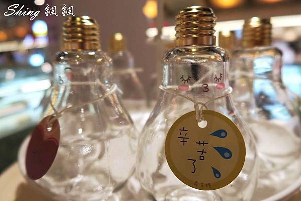 [台北] 全台獨家義芙糖Eve&T超可愛表情燈泡鮮奶茶-板橋車站新進駐大型燈泡瓶 @博士生瘋狂日記