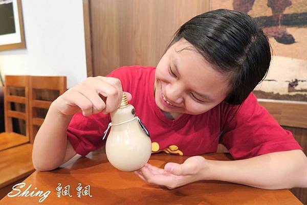 [台北] 全台獨家義芙糖Eve&T超可愛表情燈泡鮮奶茶-板橋車站新進駐大型燈泡瓶 @博士生瘋狂日記