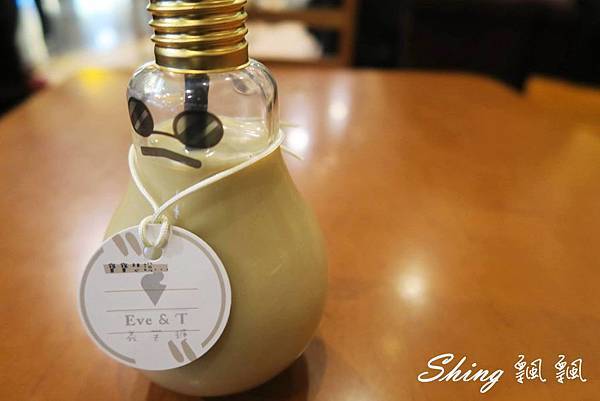 [台北] 全台獨家義芙糖Eve&T超可愛表情燈泡鮮奶茶-板橋車站新進駐大型燈泡瓶 @博士生瘋狂日記