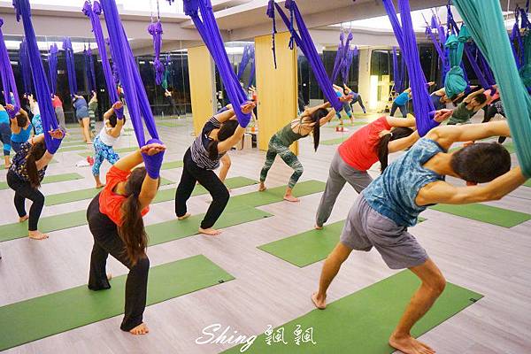 [運動] 台中CORE YOGA 空中療瘉 – 400坪落地窗空間，最專業有質感的空中瑜珈 @博士生瘋狂日記