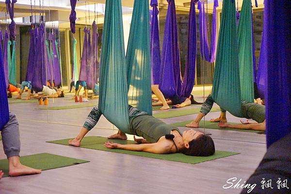 [運動] 台中CORE YOGA 空中療瘉 – 400坪落地窗空間，最專業有質感的空中瑜珈 @博士生瘋狂日記