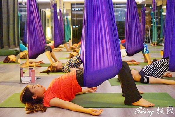 [運動] 台中CORE YOGA 空中療瘉 – 400坪落地窗空間，最專業有質感的空中瑜珈 @博士生瘋狂日記