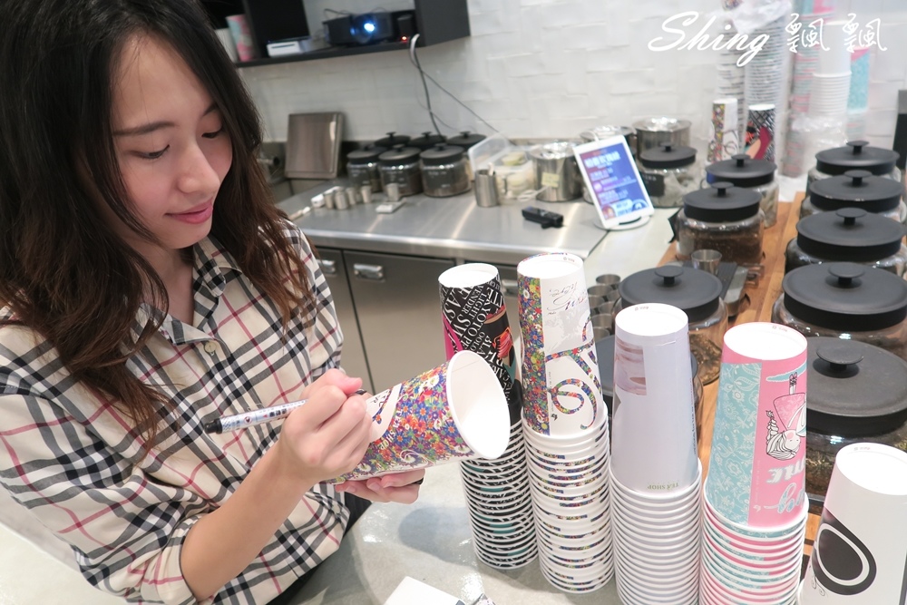[台中] TEA SHOP EXPRESS – 逢甲夜市超人氣質感飲料，飄飄私心推薦愛店 @博士生瘋狂日記