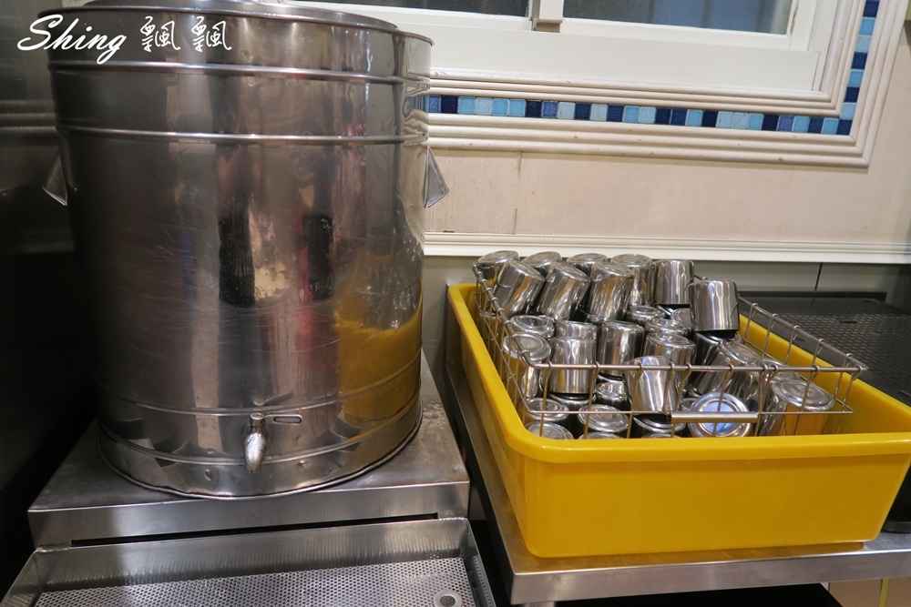 [台中] 逢甲大學便當街-逢甲大學生最愛平價大丁拉麵，軟嫩雞腿一定要吃 @博士生瘋狂日記