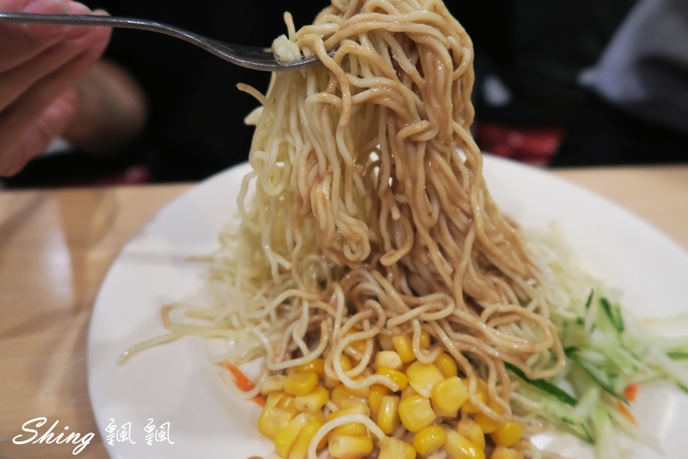 [台中] 逢甲大學便當街-逢甲大學生最愛平價大丁拉麵，軟嫩雞腿一定要吃 @博士生瘋狂日記