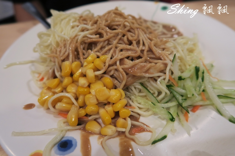 [台中] 逢甲大學便當街-逢甲大學生最愛平價大丁拉麵，軟嫩雞腿一定要吃 @博士生瘋狂日記