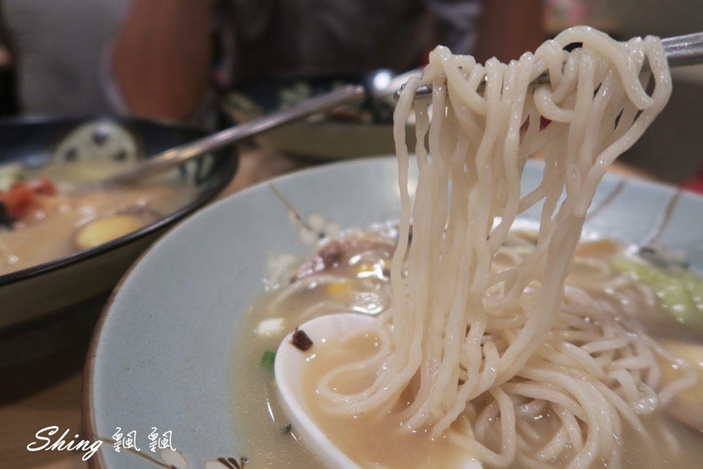 [台中] 逢甲大學便當街-逢甲大學生最愛平價大丁拉麵，軟嫩雞腿一定要吃 @博士生瘋狂日記