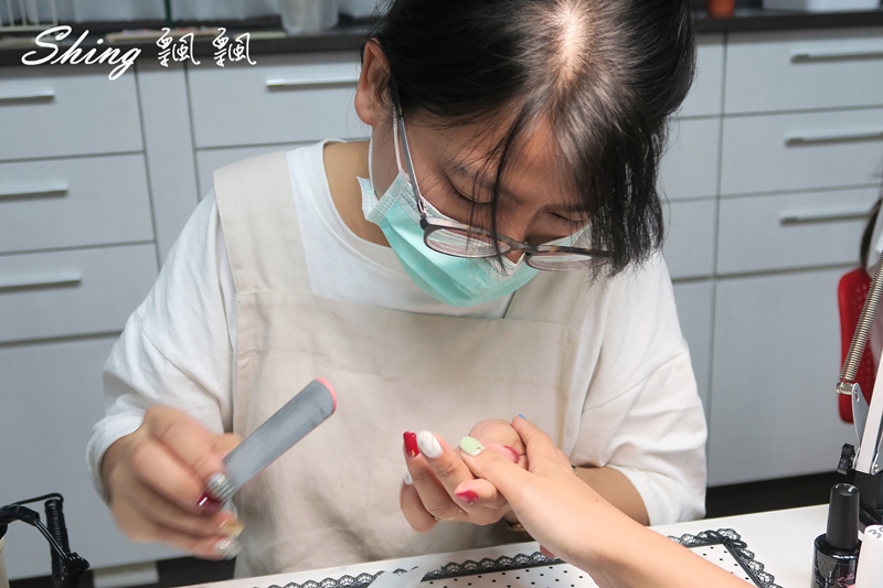[台中] 粉艾妮美甲沙龍台中店-馬卡龍繽紛色系抓住夏天的尾巴，還享美甲免費卸甲 @博士生瘋狂日記