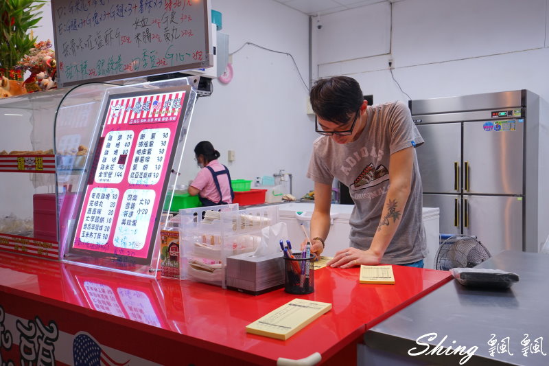 [台中] 小魔頭美式炸雞-太平炸雞推薦，酥脆金黃外衣，雞汁鮮流美味，讓人允指回味 @博士生瘋狂日記