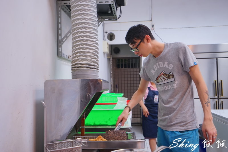 [台中] 小魔頭美式炸雞-太平炸雞推薦，酥脆金黃外衣，雞汁鮮流美味，讓人允指回味 @博士生瘋狂日記