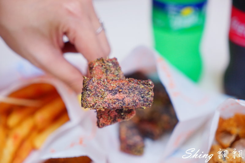 [台中] 小魔頭美式炸雞-太平炸雞推薦，酥脆金黃外衣，雞汁鮮流美味，讓人允指回味 @博士生瘋狂日記