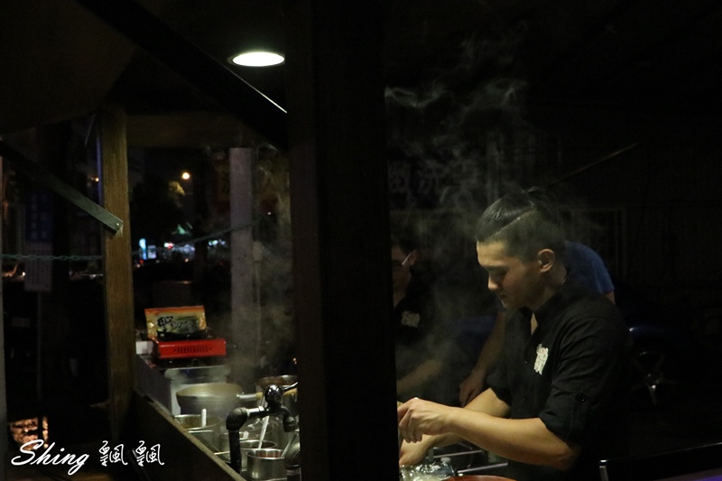 [台中] 隱藏版洗車場深夜拉麵-頑者炙燒拉麵，激推麻辣雙刀流羊排拉麵加起司 @博士生瘋狂日記