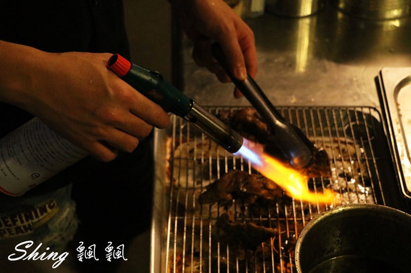 [台中] 隱藏版洗車場深夜拉麵-頑者炙燒拉麵，激推麻辣雙刀流羊排拉麵加起司 @博士生瘋狂日記