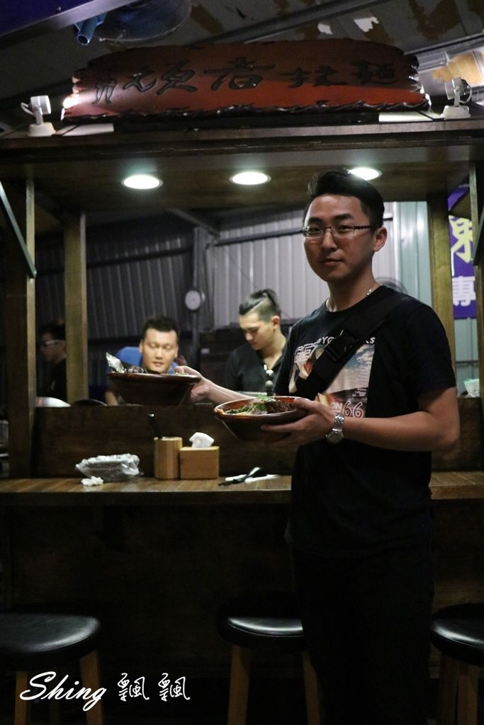 [台中] 隱藏版洗車場深夜拉麵-頑者炙燒拉麵，激推麻辣雙刀流羊排拉麵加起司 @博士生瘋狂日記