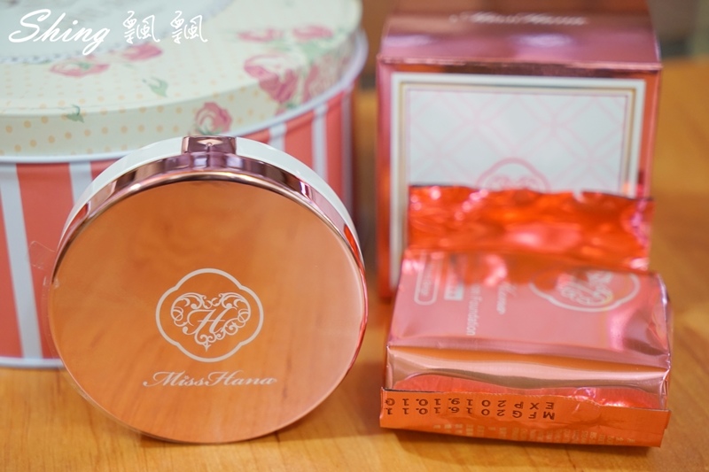 [美妝] 花娜小姐Miss Hana淨潤無暇金屬氣墊粉餅-浪漫少女的質感妝容 @博士生瘋狂日記