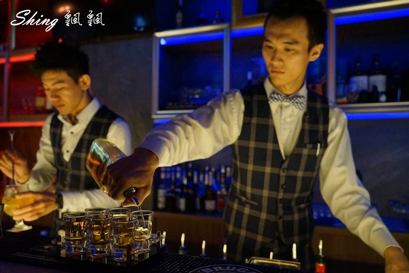 [台中] Myth Club – 台中質感night bar夜店，台灣舞孃俱樂部，大推提拉米蘇調酒，台中夜生活首選! @博士生瘋狂日記
