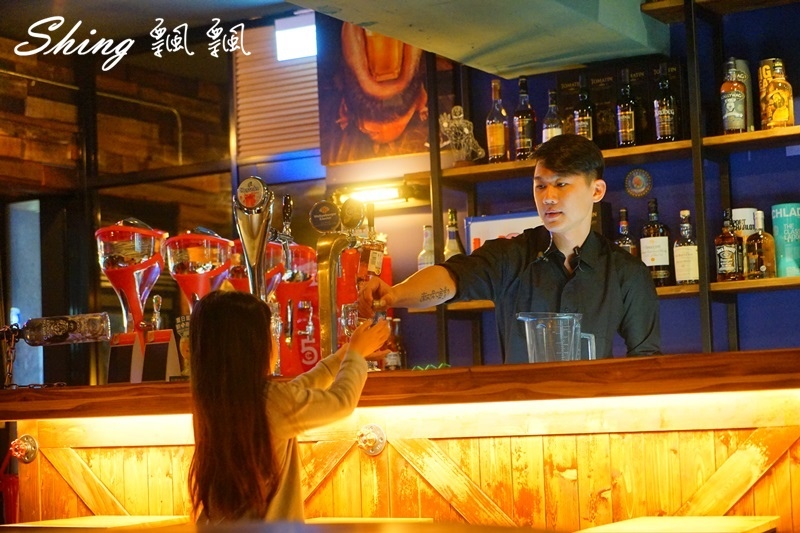 [台中] 薩克森比利時餐酒館台中旗艦店全新開幕-10個國家4百多種酒類+囂張霸氣啤酒牆 @博士生瘋狂日記