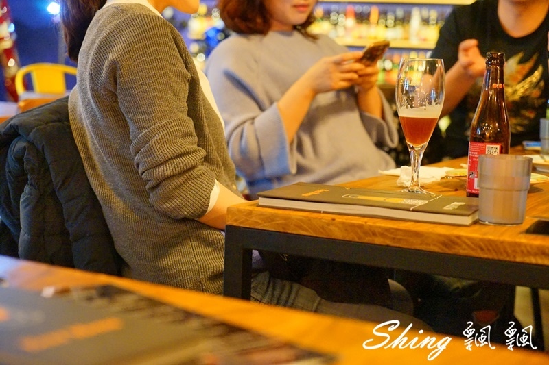 [台中] 薩克森比利時餐酒館台中旗艦店全新開幕-10個國家4百多種酒類+囂張霸氣啤酒牆 @博士生瘋狂日記