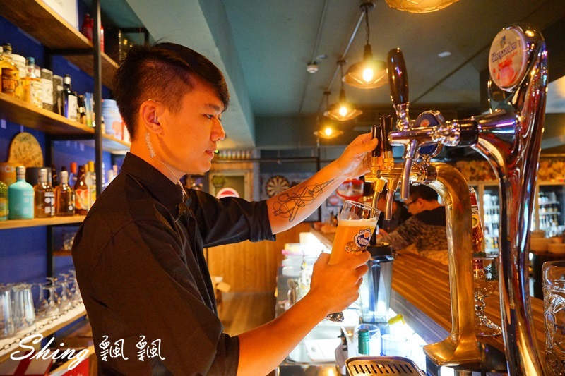 [台中] 薩克森比利時餐酒館台中旗艦店全新開幕-10個國家4百多種酒類+囂張霸氣啤酒牆 @博士生瘋狂日記
