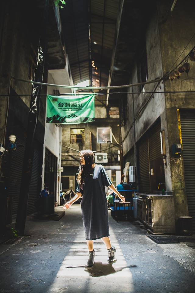 [人像攝影] 台中熱門拍照景點，台中特色景點-忠信市場 @博士生瘋狂日記