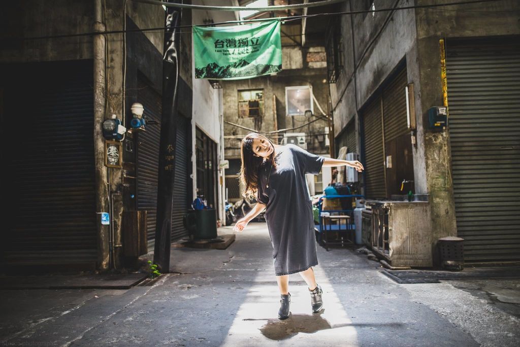 [人像攝影] 台中熱門拍照景點，台中特色景點-忠信市場 @博士生瘋狂日記