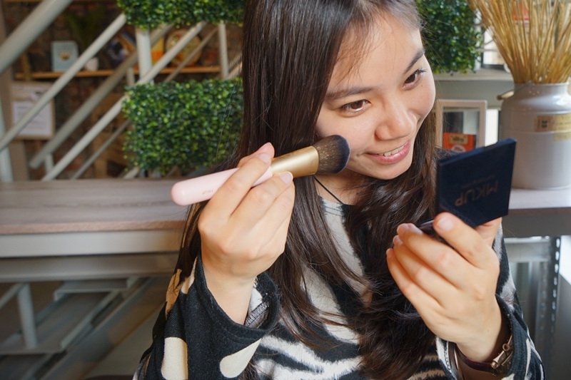 [美妝] MKUP美咖璀璨蘋果光修容餅-太陽光下輕鬆顯現耀眼立體臉蛋 @博士生瘋狂日記