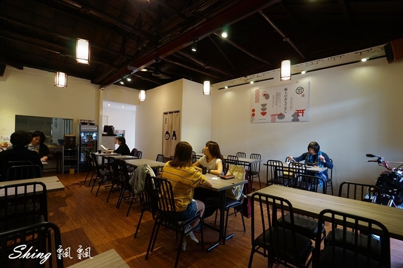 [台中] 信川屋博多豚骨拉麵-勤美巷弄美食，隱藏手作七彩拉麵新登場 ! 每天限量20碗，動作要快啊 ! @博士生瘋狂日記