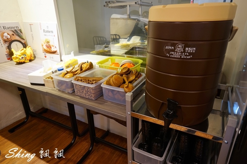 [台中] 信川屋博多豚骨拉麵-勤美巷弄美食，隱藏手作七彩拉麵新登場 ! 每天限量20碗，動作要快啊 ! @博士生瘋狂日記
