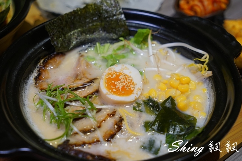 [台中] 信川屋博多豚骨拉麵-勤美巷弄美食，隱藏手作七彩拉麵新登場 ! 每天限量20碗，動作要快啊 ! @博士生瘋狂日記