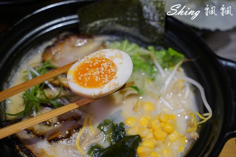 [台中] 信川屋博多豚骨拉麵-勤美巷弄美食，隱藏手作七彩拉麵新登場 ! 每天限量20碗，動作要快啊 ! @博士生瘋狂日記