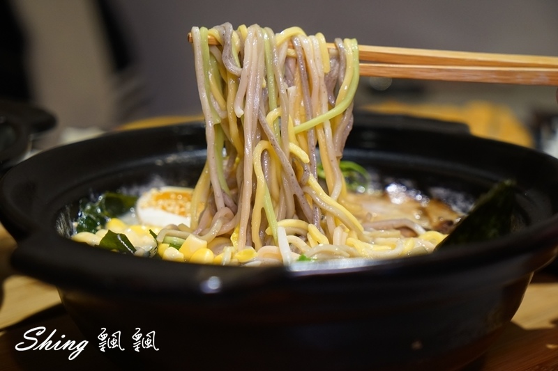 [台中] 信川屋博多豚骨拉麵-勤美巷弄美食，隱藏手作七彩拉麵新登場 ! 每天限量20碗，動作要快啊 ! @博士生瘋狂日記