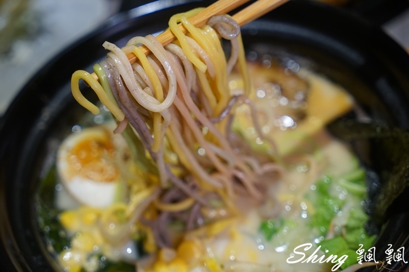 [台中] 信川屋博多豚骨拉麵-勤美巷弄美食，隱藏手作七彩拉麵新登場 ! 每天限量20碗，動作要快啊 ! @博士生瘋狂日記